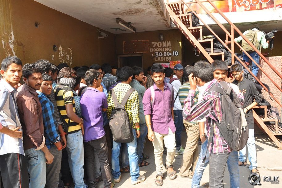 Bandipotu-Movie-Hungama-at-Sandhya-Theatre